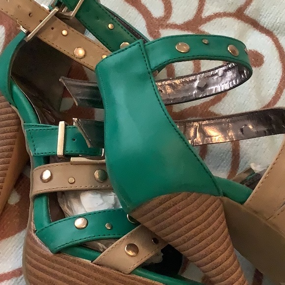 NEW NEVER WORN SKY HIGH HEELS - Picture 3 of 8